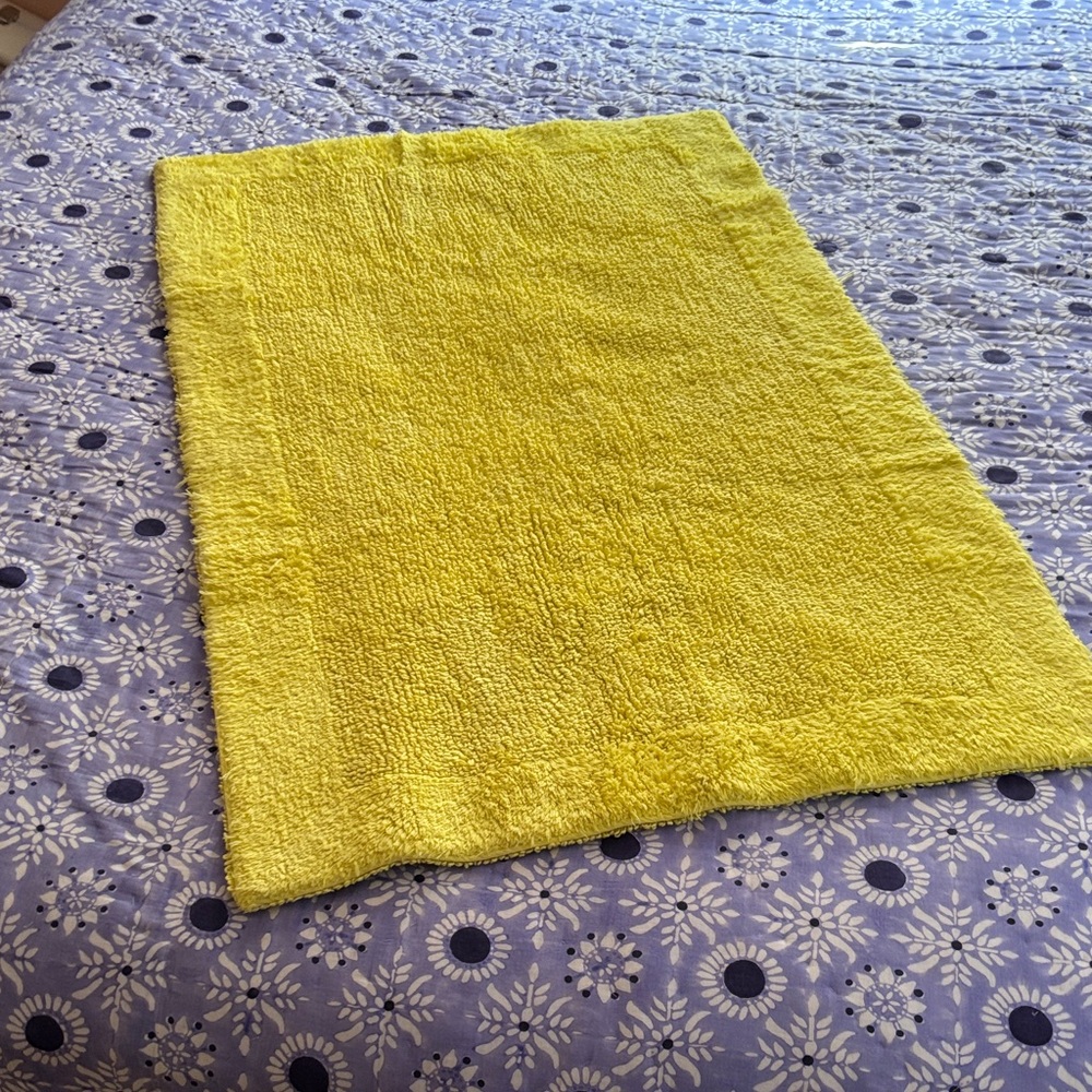 Garnet Hill Bath Mat 27” x 44” Yellow Green